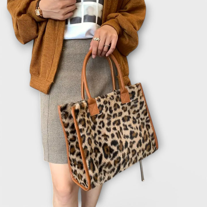 Holly – Schicke Plüschtasche mit Leopardenmuster 