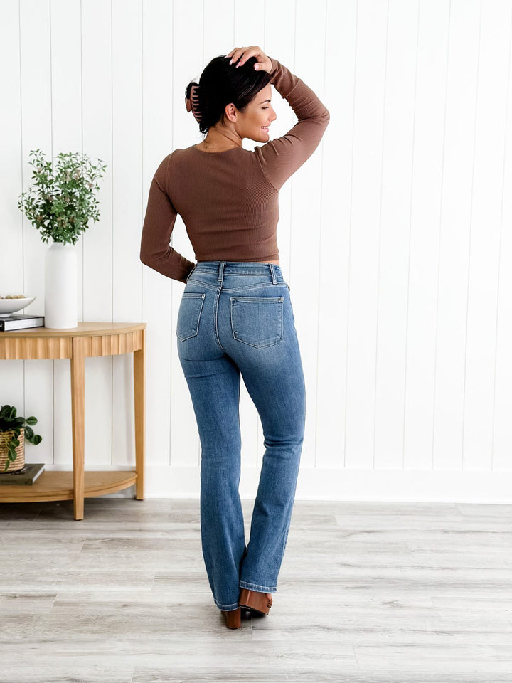 Priscilla – Die heiligen Bootcut-Jeans mit Bauchkontrolle 