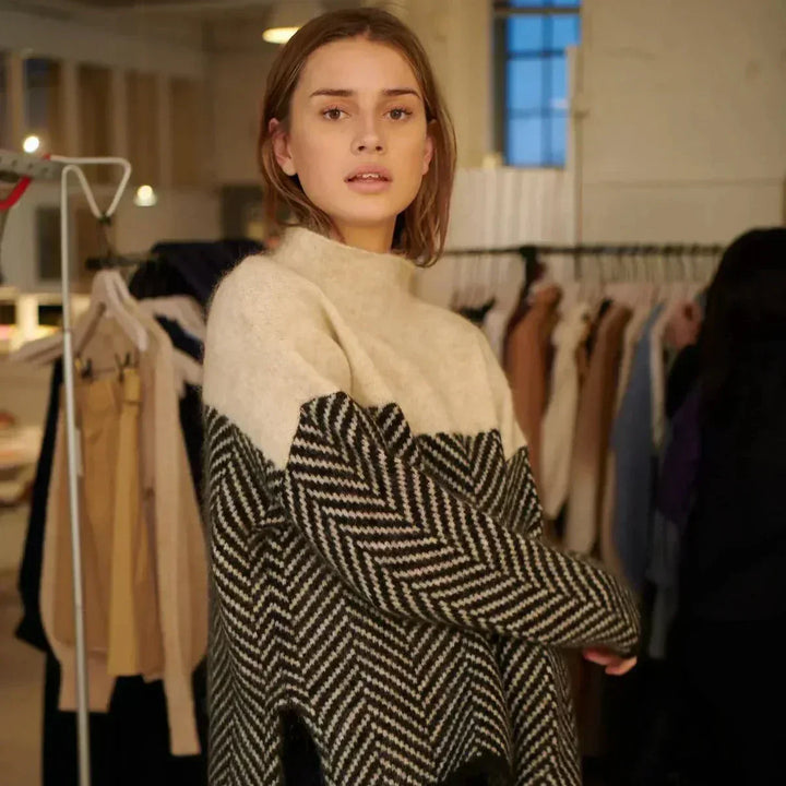 Julie – Cozy Turtleneck Sweater