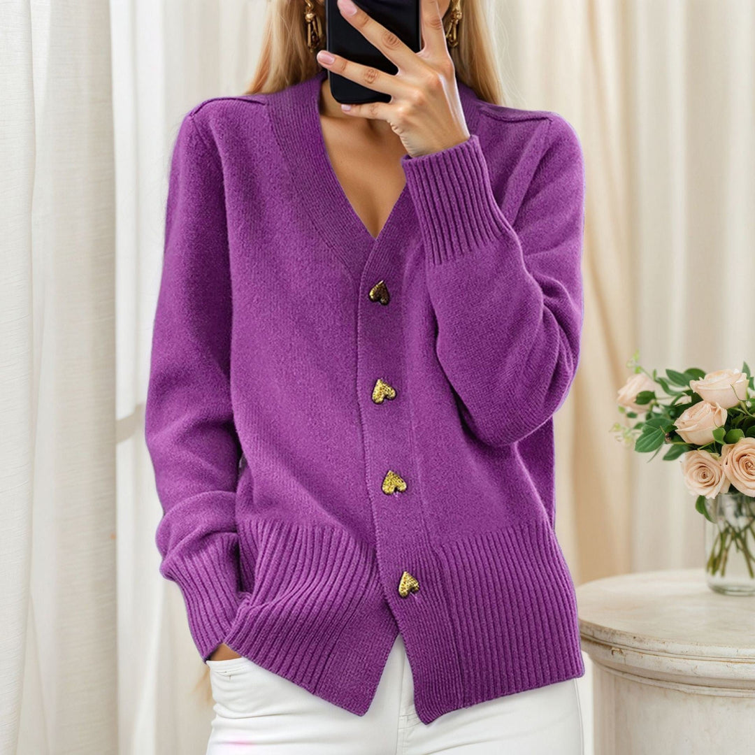 Adelaine – Stilvolle Damen-Strickjacke mit Herzknöpfen