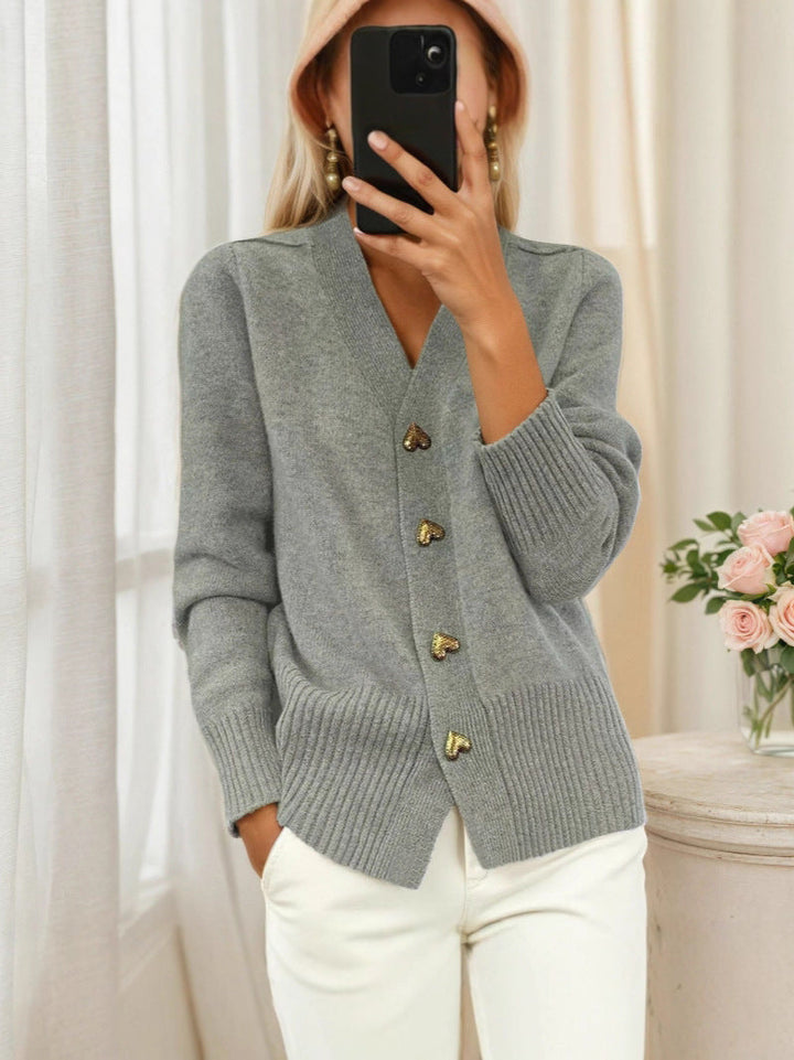 Adelaine – Stilvolle Damen-Strickjacke mit Herzknöpfen