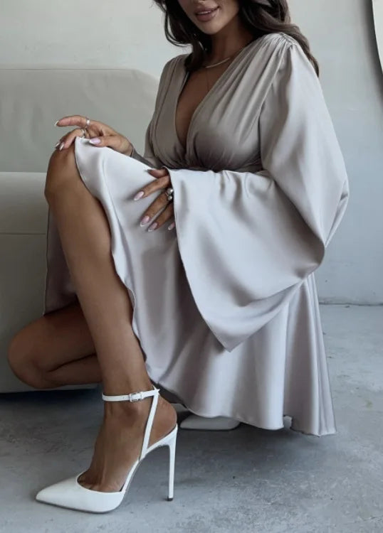 Amber - Satinkleid mit weiten Ärmeln