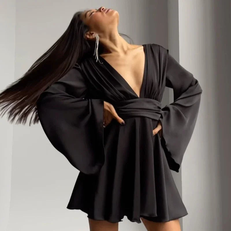 Amber - Satinkleid mit weiten Ärmeln