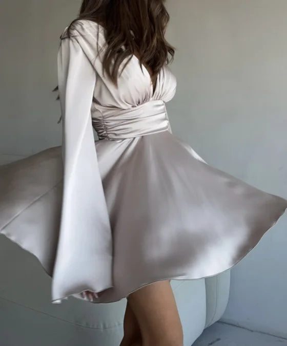 Amber - Satinkleid mit weiten Ärmeln