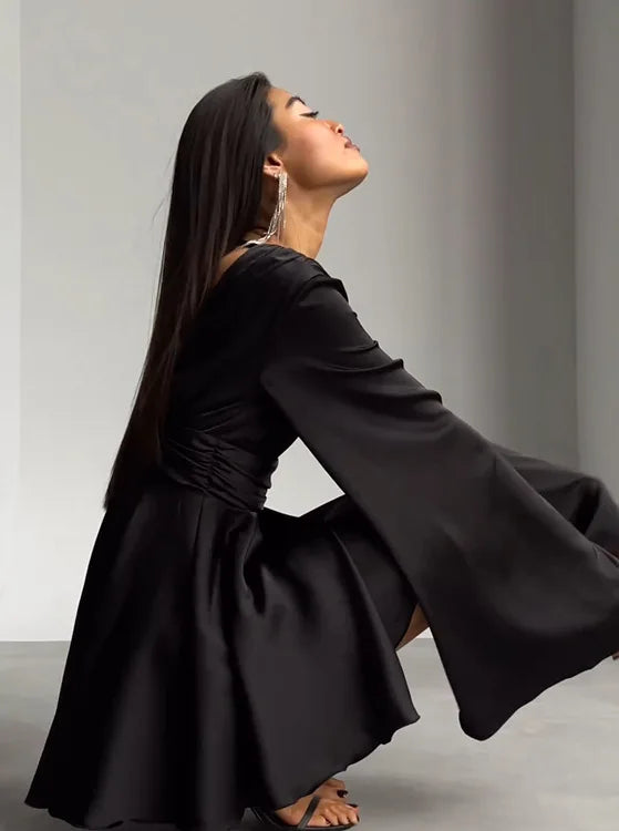 Amber - Satinkleid mit weiten Ärmeln