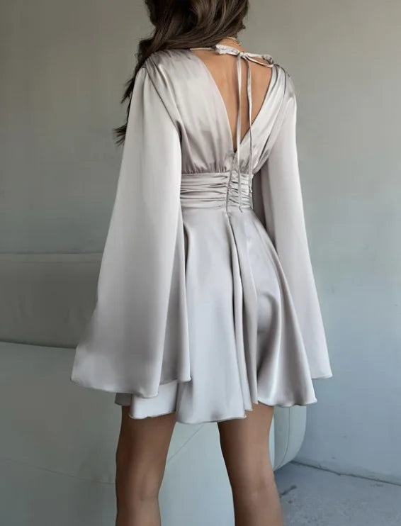 Amber - Satinkleid mit weiten Ärmeln