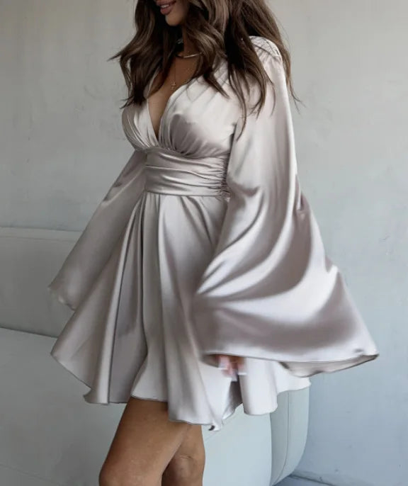 Amber - Satinkleid mit weiten Ärmeln