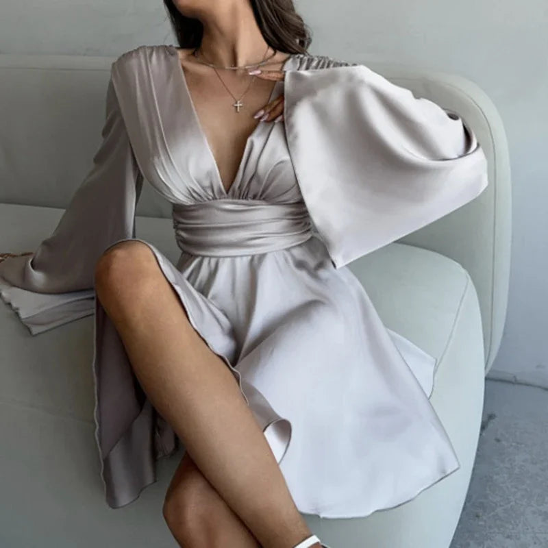 Amber - Satinkleid mit weiten Ärmeln