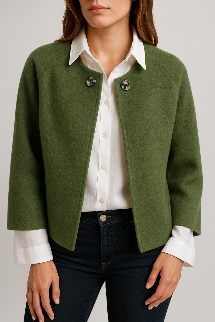 Luna – Stilvolle kurze Pelzjacke mit eleganten Knopfdetails