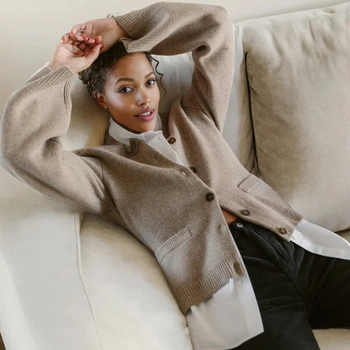 Callie – Klassische Strickjacke mit Knöpfen 